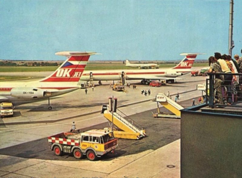 Трехосный аэродромный тягач на шасси Tatra 813, Чехословакия, Прага, Рузине. аэродром, аэропорт, спецтехника, техника