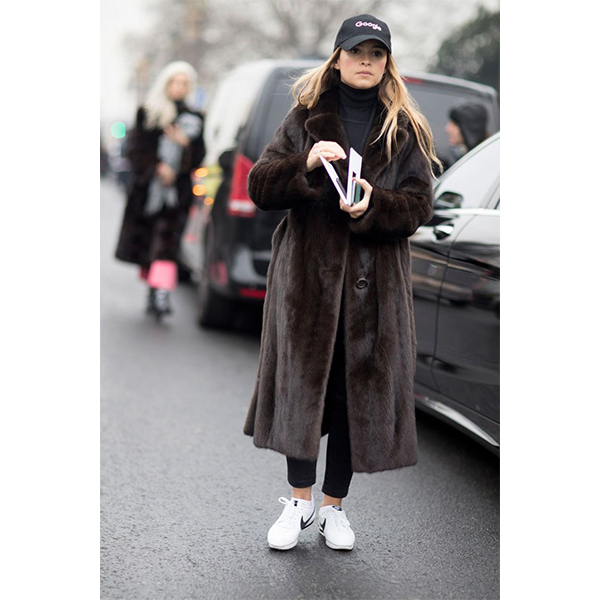 fur street style 5 Как носить шубу и не выглядеть теткой?