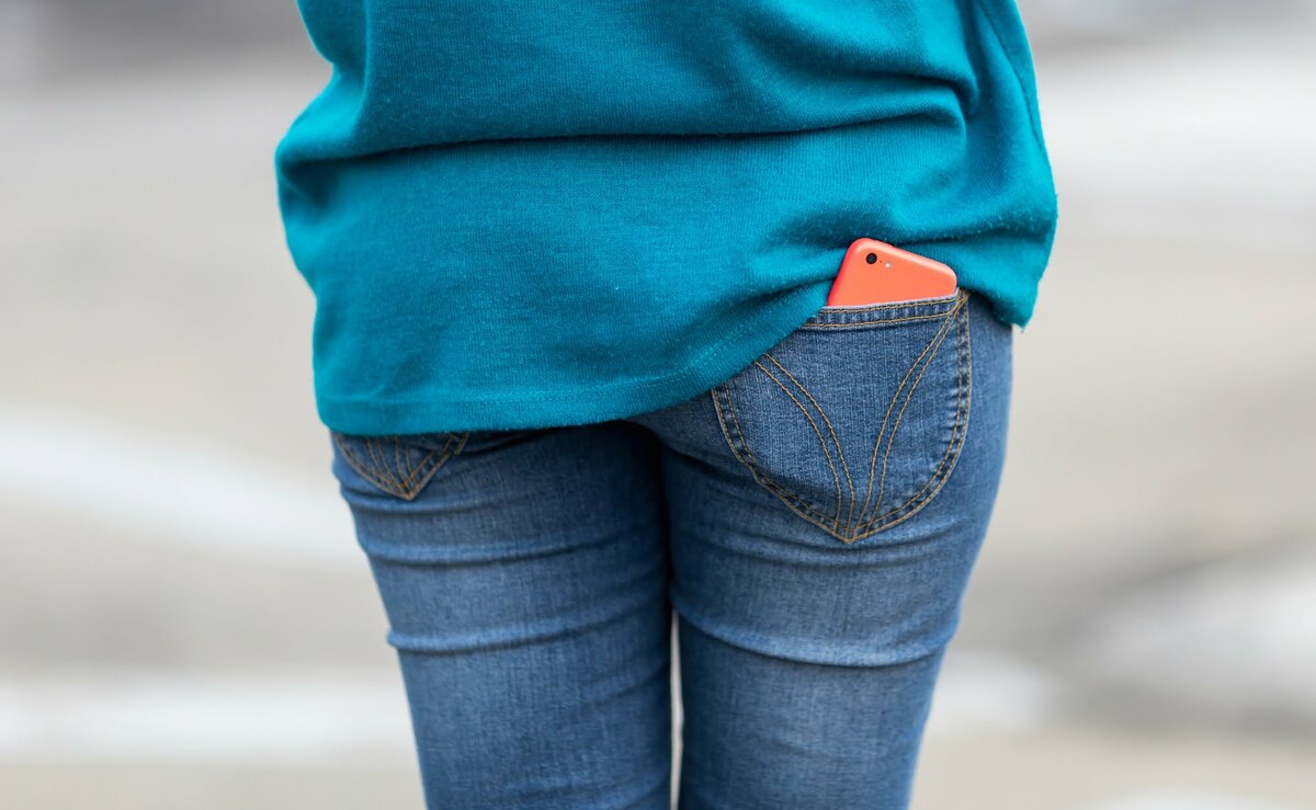 Женщина носит телефон в заднем кармане джинсов. /Фото: ina-online.net