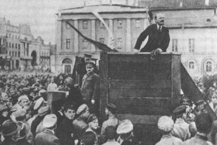 Ленин во время выступления на митинге | Фото: comstol.info Ленин во время выступления на митинге | Фото: comstol.info