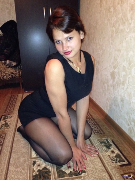 Русская брюнетка разместила в интернете свои домашние снимки