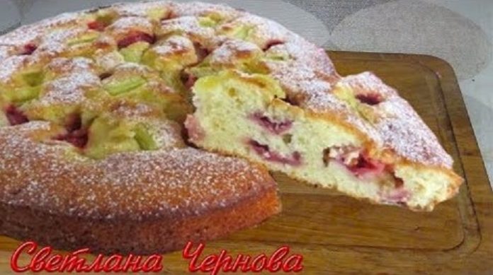 Самый вкусный пирог с ревенем и клубникой