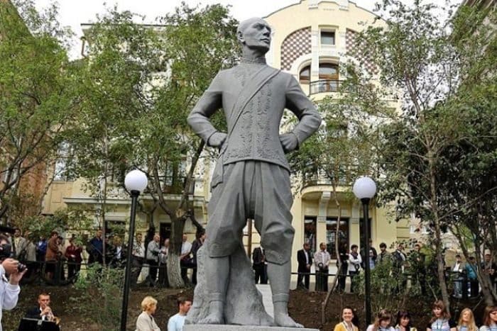 Открытие памятника Юлу Бриннеру во Владивостоке, 28 сентября 2012 г. | Фото: kino-teatr.ru Открытие памятника Юлу Бриннеру во Владивостоке, 28 сентября 2012 г. | Фото: kino-teatr.ru