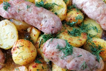 Фото к рецепту: Картошка с купатами в духовке 