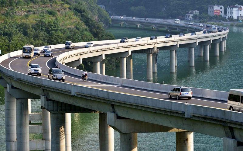 Китайцы построили первый в мире мост вдоль реки