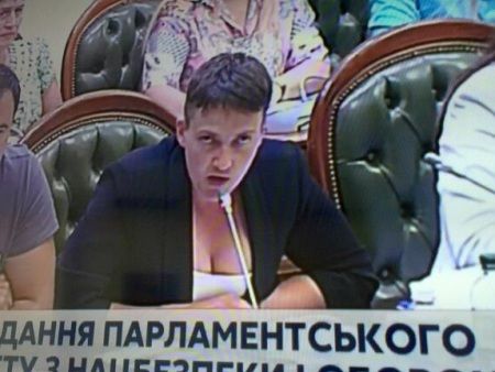 Украинские СМИ опубликовали фото Савченко, поразившей своим декольте на заседании Рады