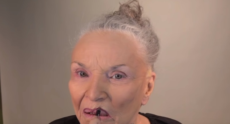 Как вам макияж этой дамы? Даже язык не поворачивается назвать ее пожилой! Хотели бы научиться так краситься?