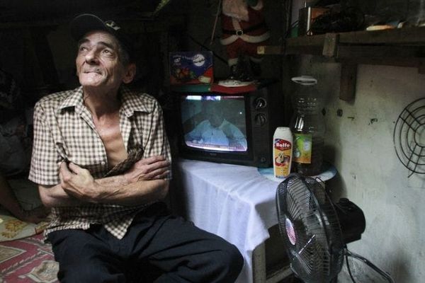 Пара 22 года жила в канализационном колодце. Пара 22 года жила в канализационном колодце.