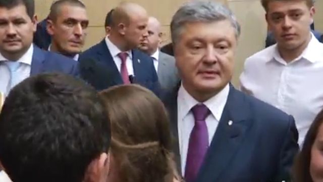 Опубликовано видео, как студент "троллит" Порошенко