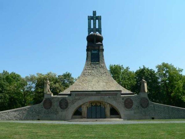 Памятник павшим русским воинам под Аустерлицем. Воздвигнут в 1912 году.