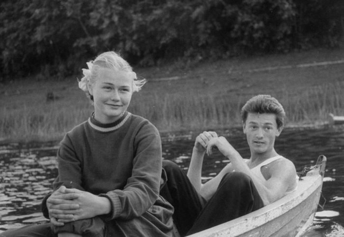 Девушка с парнем в лодке. СССР, Москва, 1956 год. Девушка с парнем в лодке. СССР, Москва, 1956 год.