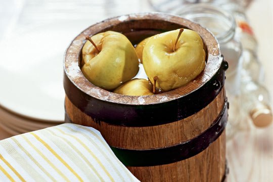 Яблоки моченые с мукой