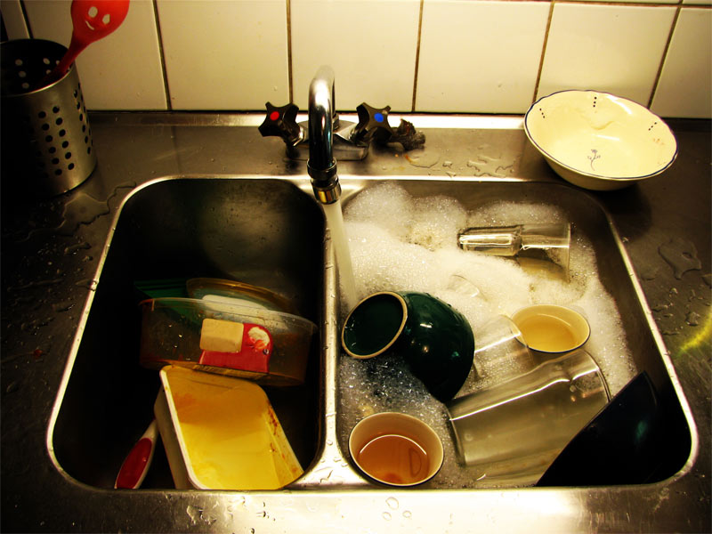 Вот почему в гостях категорически запрещается мыть посуду!