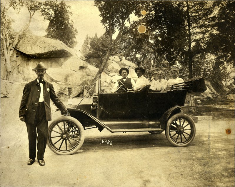 Туристы в Ford Model T около «Логова дьявола» в Геттисберге в Пенсильвании, начало 1910-х Туристы в Ford Model T около «Логова дьявола» в Геттисберге в Пенсильвании, начало 1910-х винтажные фото, история, олдтаймер, ретро, ретро авто, ретро фото, старина, фото