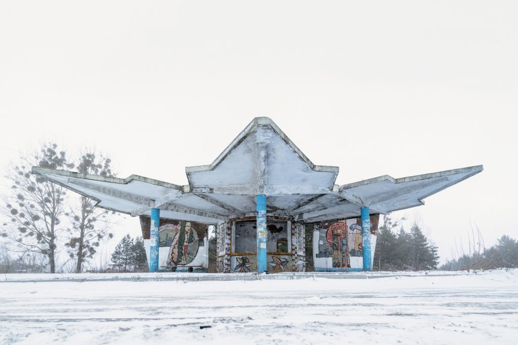 6 сюрреалистичных фото советских автобусных остановок