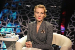 Что значит для женщины алая помада?