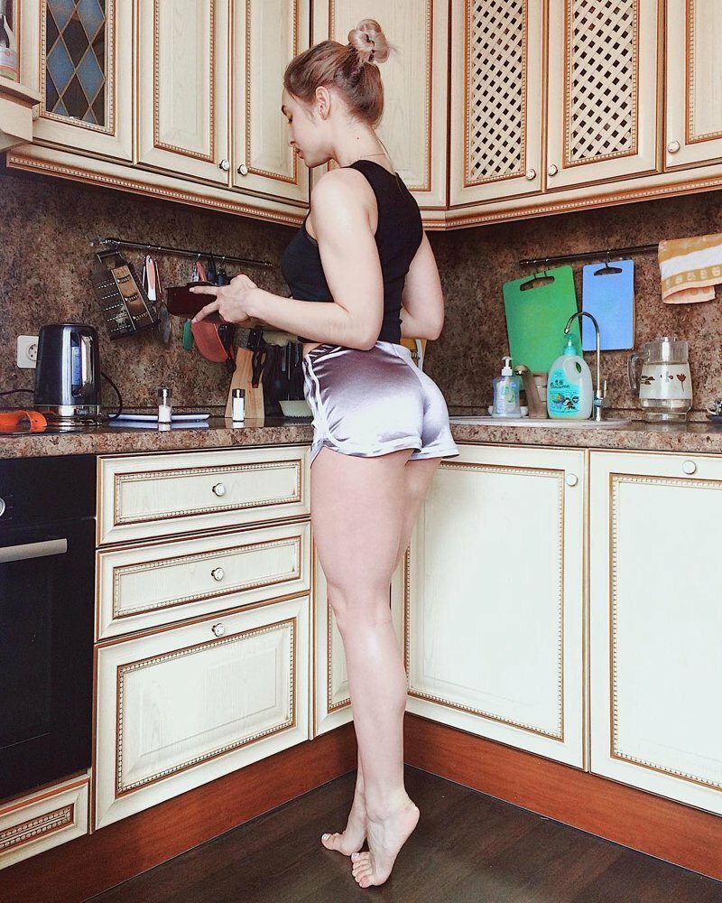 Голая домохозяйка на кухне 15 фото