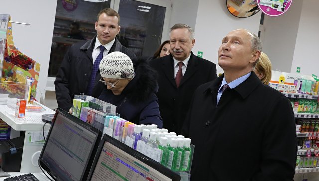 Путин посетил петербургскую аптеку