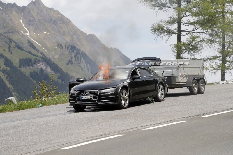 После того, как пламя было замечено, инженерам Audi удалось лишь спасти все свои вещи из машины. После того, как пламя было замечено, инженерам Audi удалось лишь спасти все свои вещи из машины. audi, возгорание, испытание, пожар, прототип