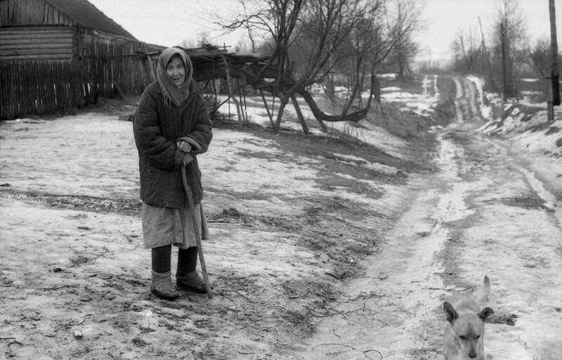 Бабушка рада любому общению, поскольку долгие годы жила одна в позабытой Богом глухой деревне Обычные люди, архив, белоруссия, ностальгия, снимки, советская жизнь, фотография