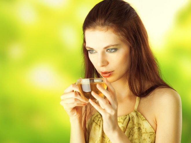 женщина пьет чай