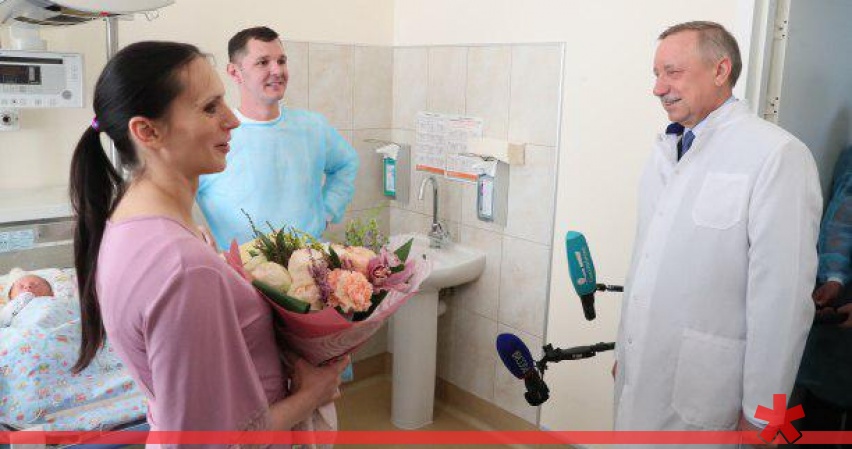 Родителям 4-х детей обещают не отбирать подаренную в Петербурге квартиру