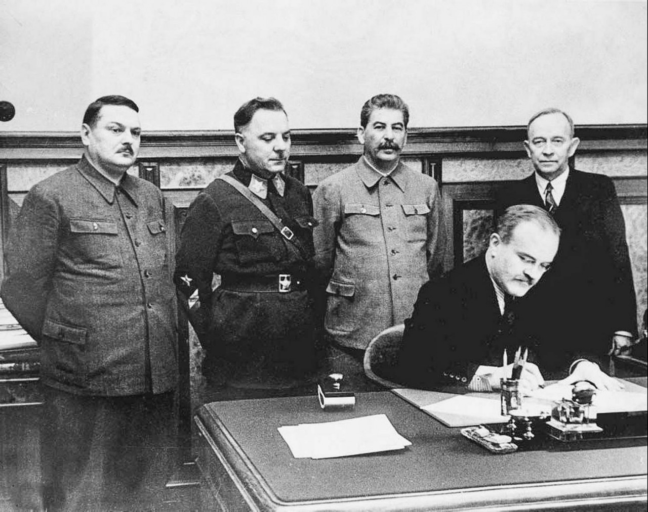 Нарком иностранных дел СССР Вячеслав Молотов подписывает договор о взаимопомощи и дружбе с «правительством» Отто Куусинена (справа). 2 декабря 1939 года
