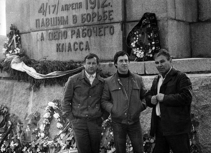 37. Владимир Высоцкий, Леонид Мончинский и Вадим Туманов у памятника жертвам ленского расстрела 37. Владимир Высоцкий, Леонид Мончинский и Вадим Туманов у памятника жертвам ленского расстрела Владимир Высоцкий, Русские актеры, Русские поэты, история