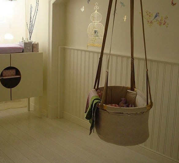Доченька спит в подвесной люльке, которую я сама сплела! Буду рада любой вашей оценке… Доченька спит в подвесной люльке, которую я сама сплела! Буду рада любой вашей оценке…