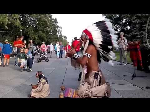 ВИДЕО: Зрители потеряли дар речи, когда этот мужчина из индейского племени начал играть