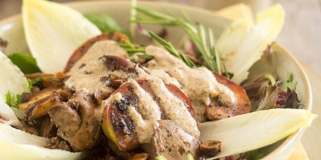 Тёплый салат с куриной печенью и яблоками Тёплый салат с куриной печенью и яблоками