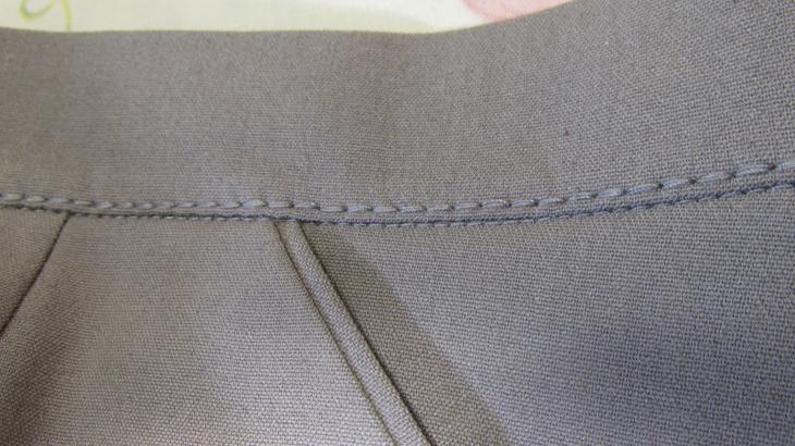 Пришитый пояс на женских брюках, выполненных своими руками