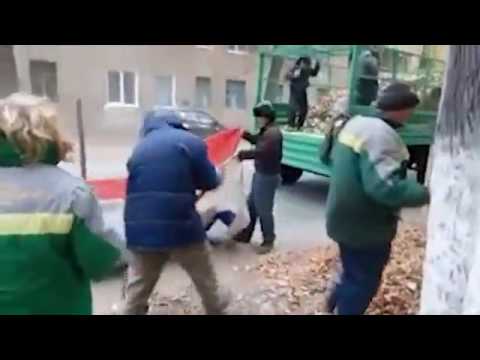 Российские коммунальщики использовали флаг РФ в качестве мусорного мешка