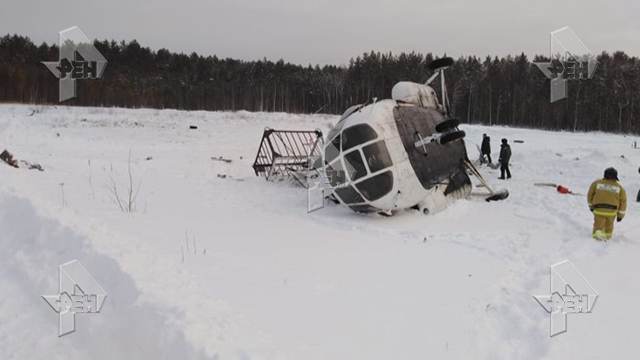 Кадры с места жесткой посадки вертолета в Томской области