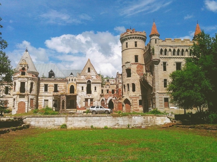 Замок Храповицкого - удручающая красота. Так выглядит замок сегодня.