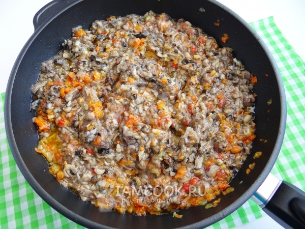 Обжарить грибы с овощами