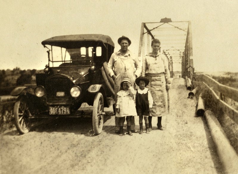 Семья и их 1917-19 Ford Model T Семья и их 1917-19 Ford Model T винтажные фото, история, олдтаймер, ретро, ретро авто, ретро фото, старина, фото