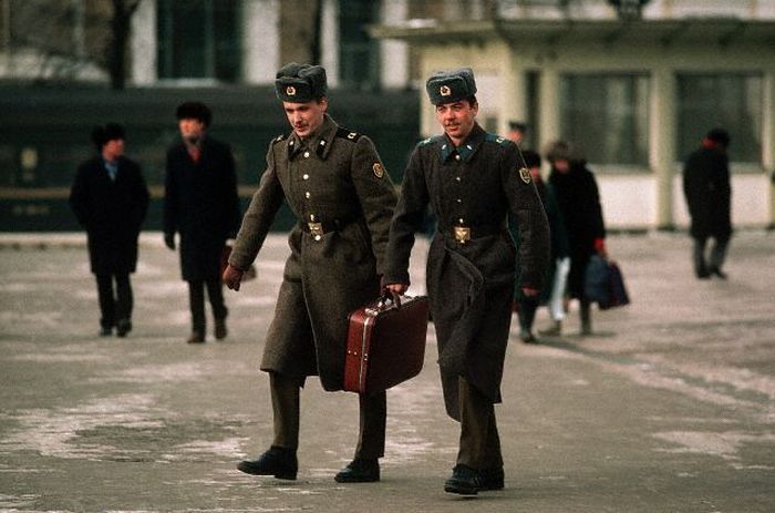 На побывку едет... СССР, Москва, 1980-е годы. На побывку едет... СССР, Москва, 1980-е годы.