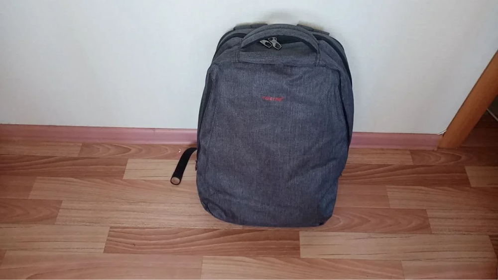 Обычный школьный рюкзак выглядит небольшим, но может весить 3—5 кг: убежать без него будет значительно проще