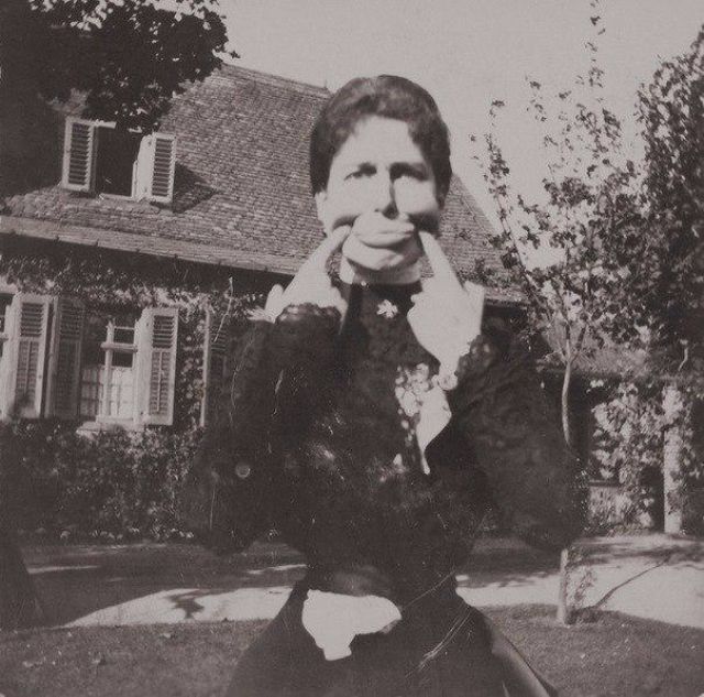 Император Николай II дурачится с друзьями на фотографиях 1899 года Император Николай II дурачится с друзьями на фотографиях 1899 года