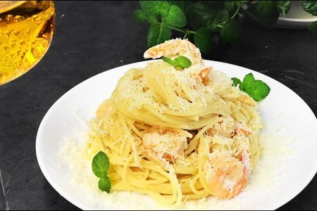 Фото к рецепту: Спагетти с креветками в сливочном соусе 