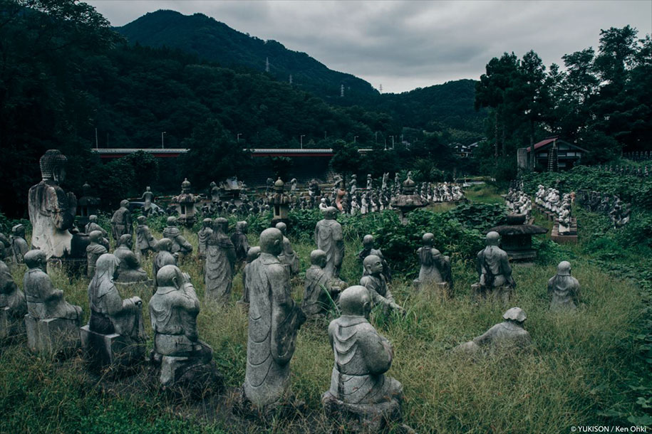 Жутковатая японская деревня, где живут одни статуи