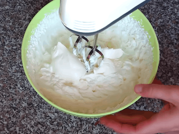 Он сладкий, и его пекут на сковородке. Блин? Нет, торт! Он сладкий, и его пекут на сковородке. Блин? Нет, торт!