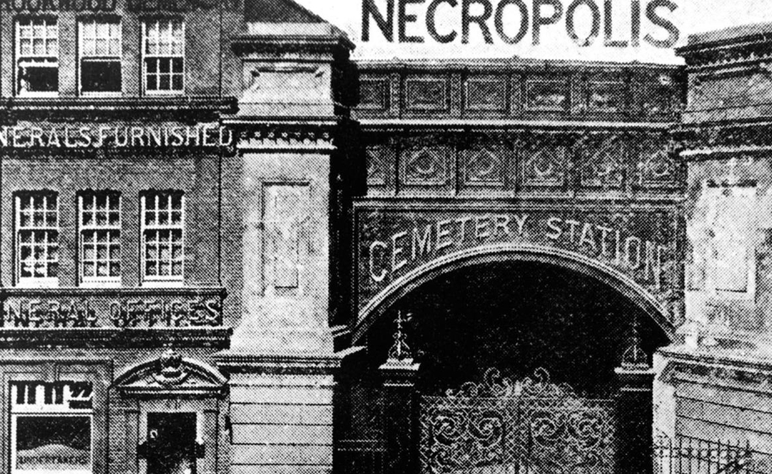 Поезд в потусторонний мир Первую станцию London Necropolis Railway построили в 1854 году. На пике развития с 1894 по 1903 года поезд перевозил более двух тысяч тел в год. Это была самая странная железная дорога в мире, проект которой подразумевал и создание специального кладбища.