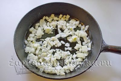 Репчатый лук кубиками обжарить Репчатый лук кубиками обжарить