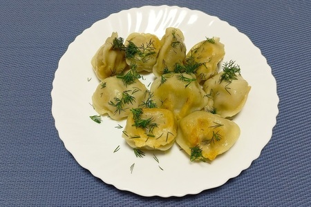 Фото к рецепту: Запеченные пельмени — вкусный рецепт пельмешек в мультиварке