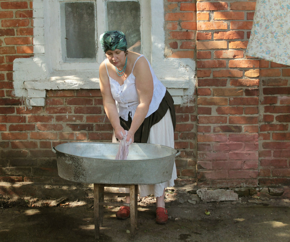 Зрелая женщина с голыми сиськами стирает и моется на улице
