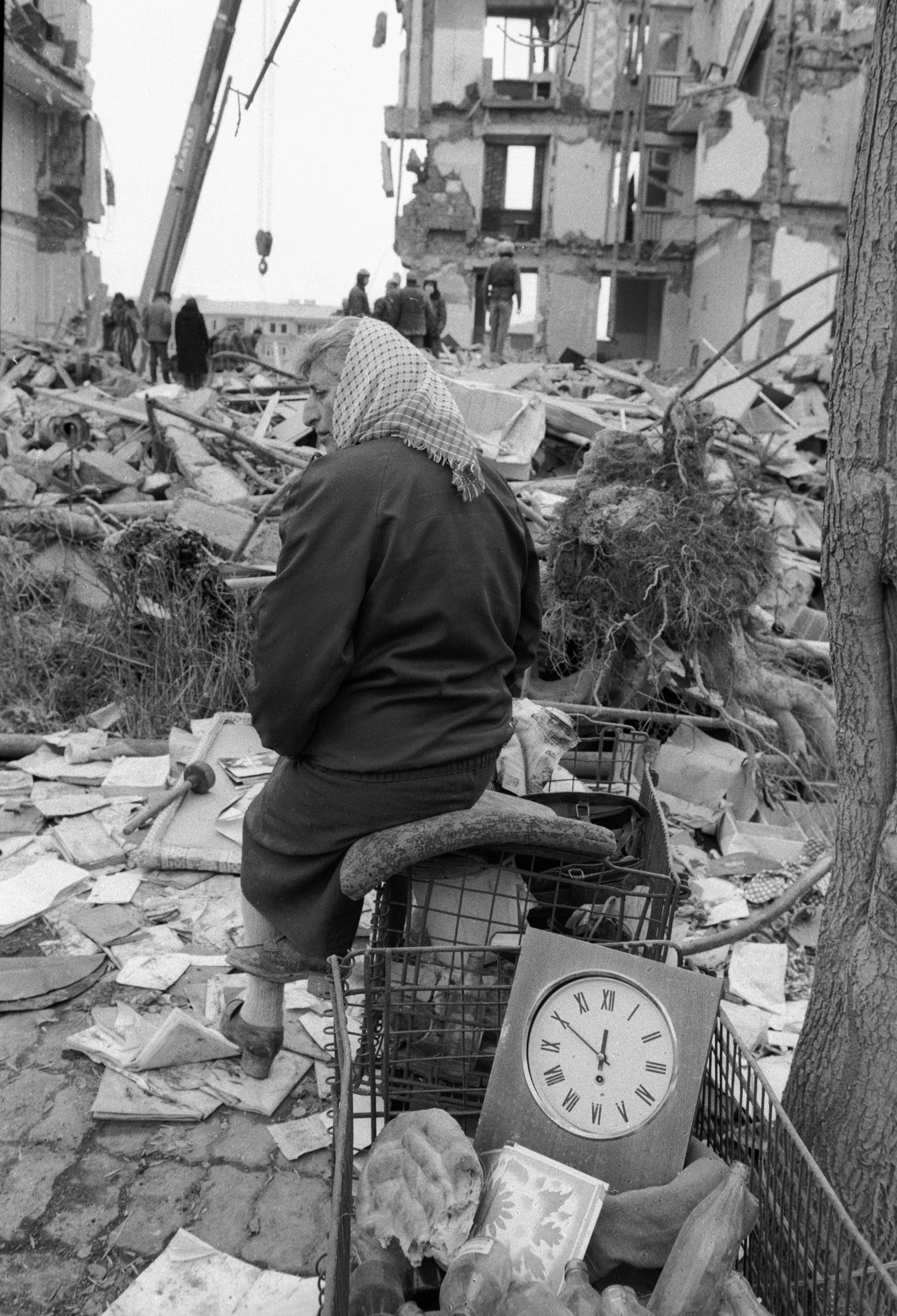 Жительница Спитака на руинах своего дома, разрушенного во время землетрясения. Жительница Спитака на руинах своего дома, разрушенного во время землетрясения.