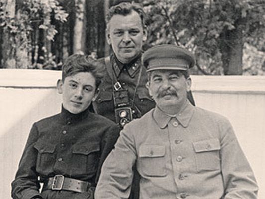 Трагедия семьи Сталина. Что стало с детьми и женами вождя Трагедия семьи Сталина. Что стало с детьми и женами вождя