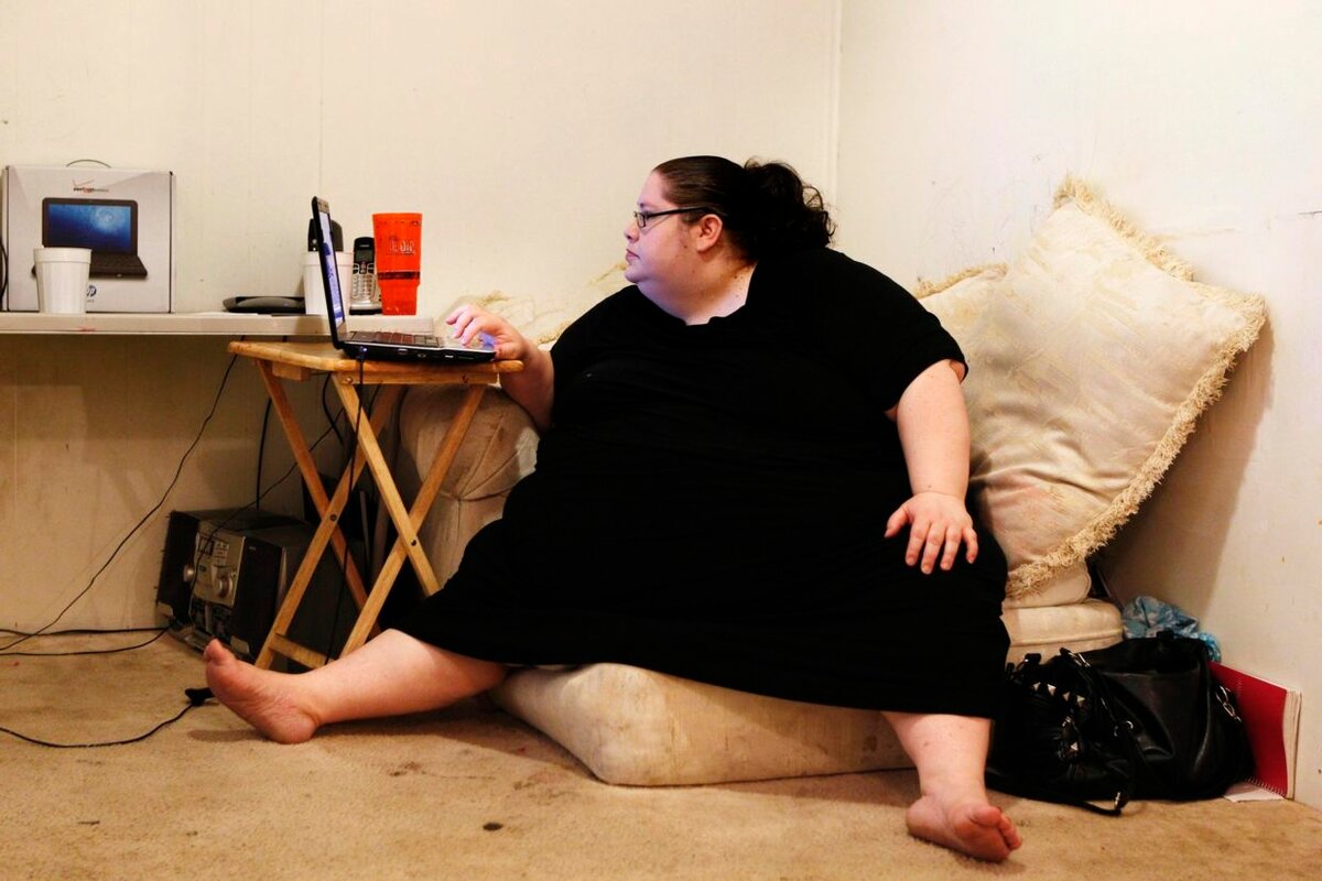 Толстая женщина сидит